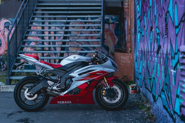 Comment adapter une Yamaha MT-07 pour des balades en duo sans compromettre la performance ?