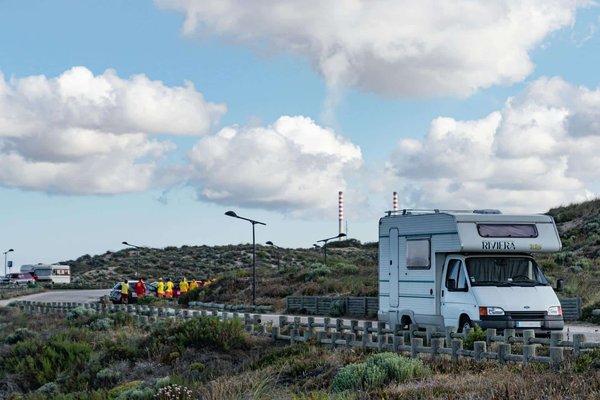 Quels sont les défis de l'intégration des panneaux solaires sur les toits des camping-cars?